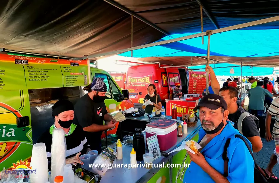 Pastel com Caldo de Cana, na feira do Centro de Guarapari