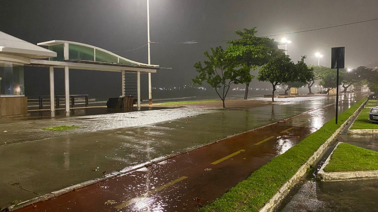 Live de Segunda-feira em Guarapari: Encontro Virtual em Dia Chuvoso