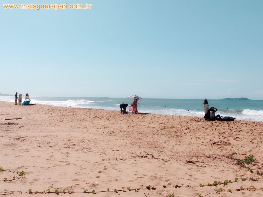 Praia de Setibão atrai surfistas e admiradores